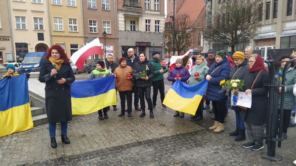 Na Rynku w Grudziądzu zebrało się kilkadziesiąt osób, żeby wyrazić swoje poparcie dla Ukrainy/fot: Marcin Doliński
