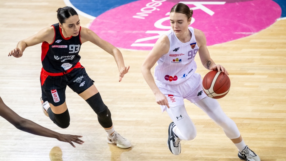 Koszykarki z Torunia nie dość, że wygrały derby na wyjeździe z Basketem 25, to jeszcze wywalczyły w ostatniej chwili miejsce w fazie play-off/fot: PAP, Tytus Żmijewski