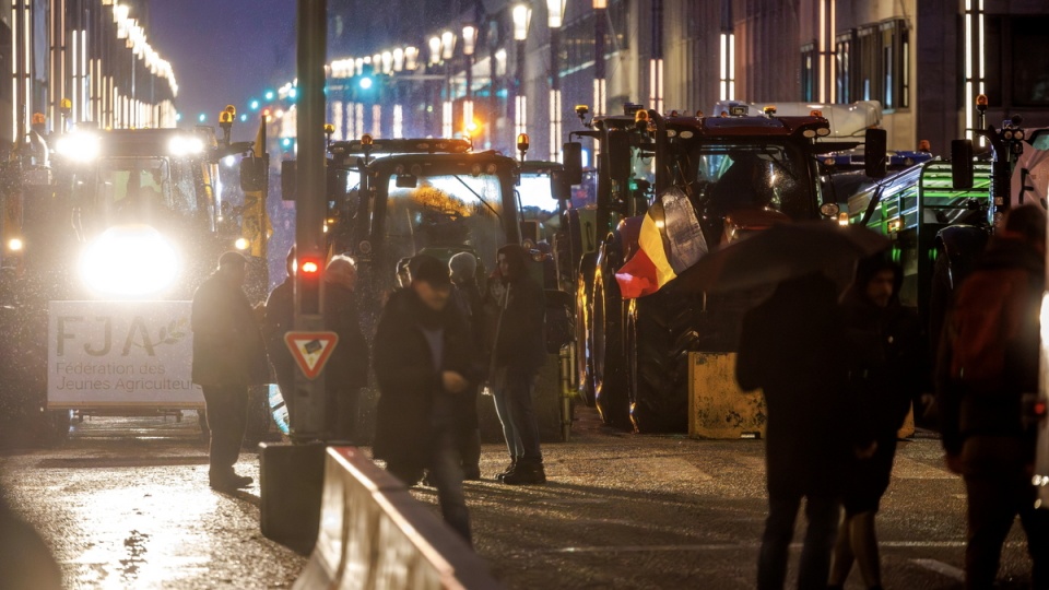 Protest rolników w Brukseli przeciwko unijnej polityce rolnej/fot. PAP/EPA/OLIVIER MATTHYS