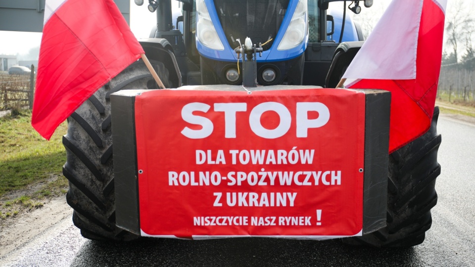 Protest rolników na skrzyżowaniu drogi krajowej 62 z drogą wojewódzką 632 w miejscowości Dębe, 27 marca. Rolnicy z całej Polski kontynuują protesty. Ich powodem jest m.in. niedawna decyzja Komisji Europejskiej o przedłużeniu bezcłowego handlu z Ukrainą do 2025 roku, a także sprzeciw wobec prowadzonej przez Unię Europejską polityce Zielonego Ładu/fot. Albert Zawada, PAP