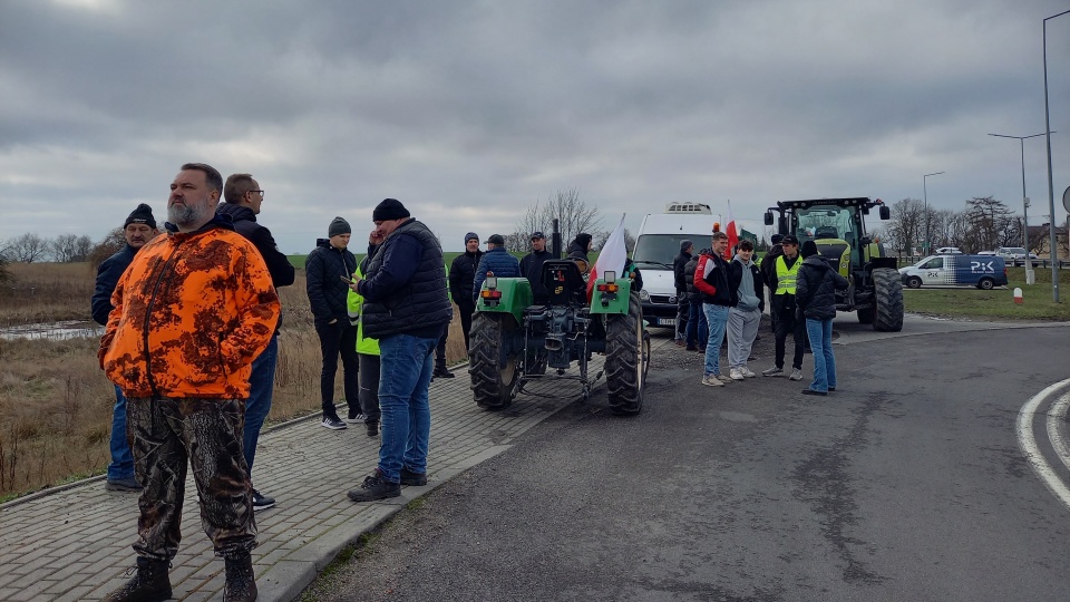 Rolnicy zjechali się przy węźle autostradowym na A1 w Turznie. To kolejny protest w naszym regionie/fot: Agata Raczek