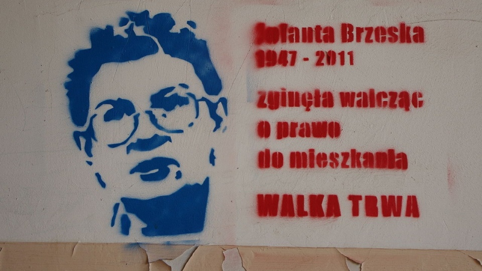 Graffiti upamiętniające Jolantę Brzeską na budynku przy ul. Wilczej 19 w Warszawie/fot. Mateusz Opasiński - Praca własna Graffiti upamiętniające Jolantę Brzeską na budynku przy ul. Wilczej 19 CC BY-SA 3.0