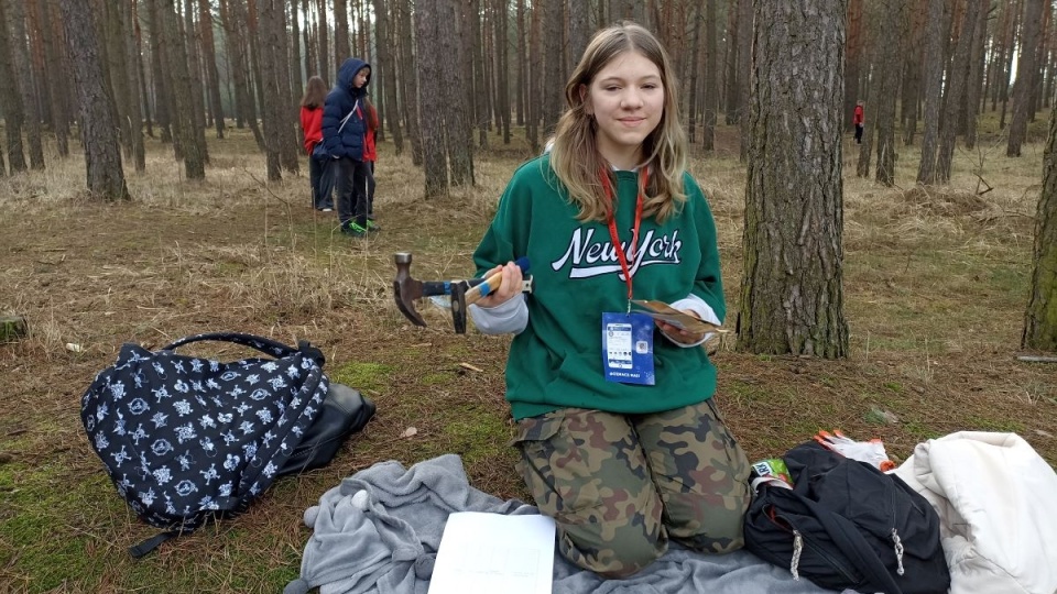 Jednym z zadań podczas rajdu było zbudowanie rakiety jednym z zadań było zbudowanie „rakiety” przy pomocy młotka, gwoździ i… materiałów dostępnych w lesie/fot. Monika Kaczyńska