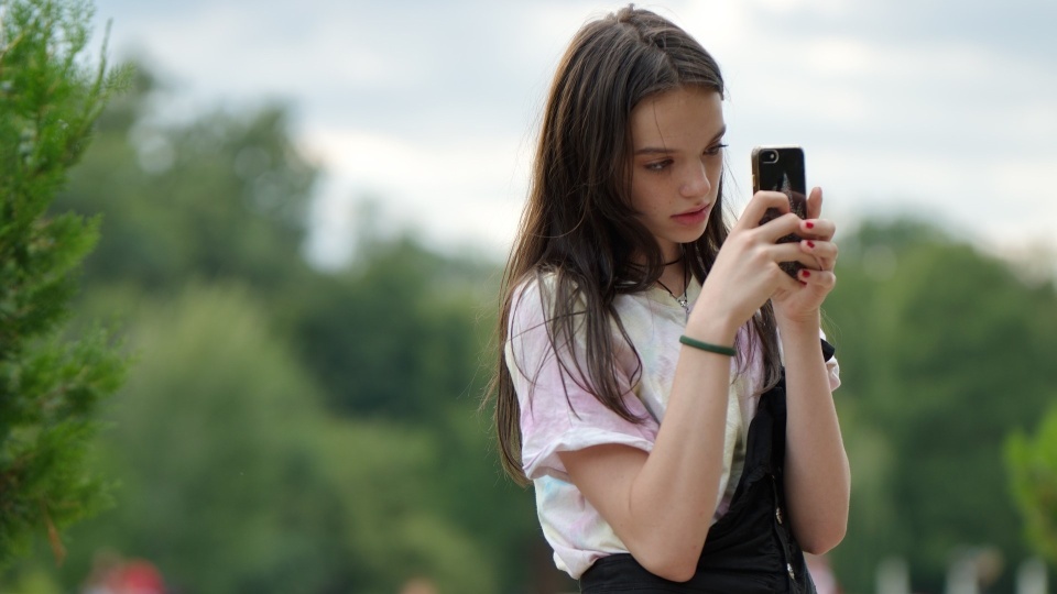 Już sama młodzież zauważa, że zbyt długie korzystanie z technologii powoduje zmęczenie i zagrożenie. Uczniowie I LO w Toruniu wyczulają swoich rówieśników na zagrożenia związane z mediami społecznościowymi/fot: zdjęcie ilustracyjne, Pixabay