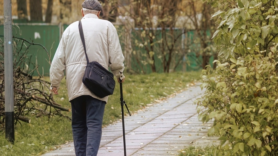 Zaginięciom seniorów można zapobiec poprzez częsty kontakt i korzystanie z nowoczesnych technologii typu zegarki z GPS czy bransoletki dla seniorów. Zdjęcie ilustracyjne/fot. Pixabay