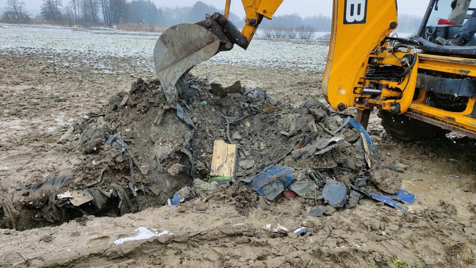 Koparka wykopała fragmenty pojazdów i samochodowe części/fot. wios.bydgoszcz.pl