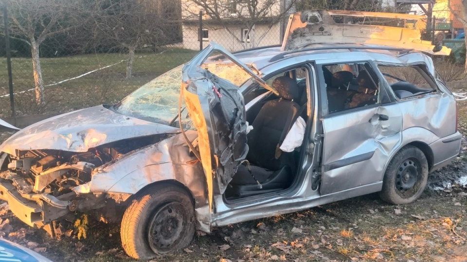 Według ustaleń funkcjonariuszy „kobieta zjechała z drogi i kilkukrotnie dachowała na pobliską posesję”/fot. KPP w Wąbrzeźnie