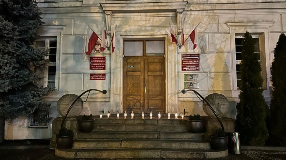 Znicze zapłonęły w sobotę wieczorem przed Urzędem Wojewódzkim/fot. nadesłane