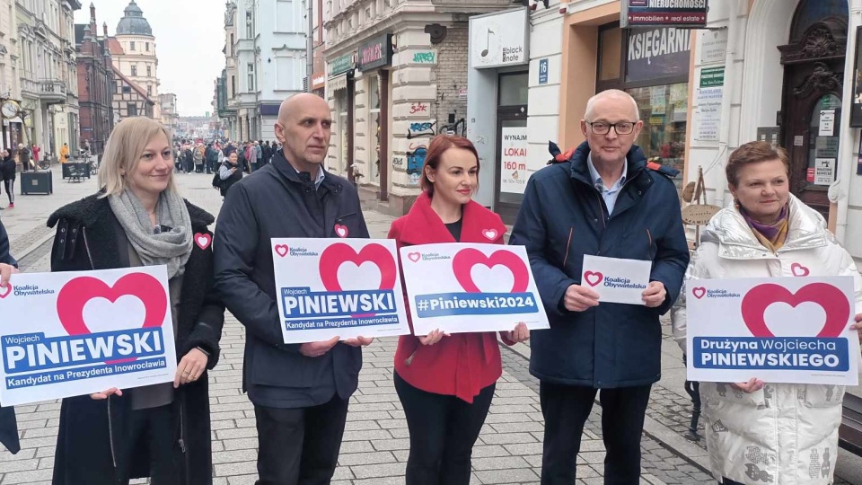 Wojciech Piniewski (drugi z prawej) odkrywa swój program wyborczy/fot. Marcin Glapiak