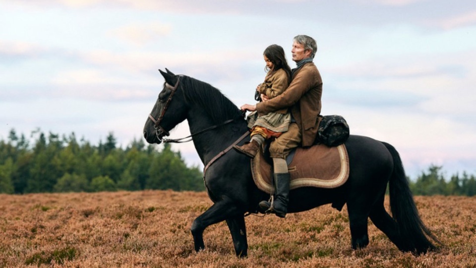 Mads Mikkelsen zagrał kapitana marzącego o podboju jutlandzkich wrzosowisk/fot. materiały dystrybutora