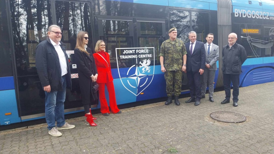 Na bydgoskie tory wyjechał tramwaj z okolicznościowymi grafikami, nawiązującymi do 20. rocznicy powstania w mieście Centrum Szkolenia Sił Połączonych NATO/fot. Jolanta Fischer