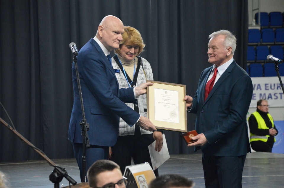 Podczas wydarzenia prezes PZLAM Wacław Krankowski otrzymał wyróżnienie od prezydenta Torunia, Michała Zaleskiego/fot.: Patryk Głowacki