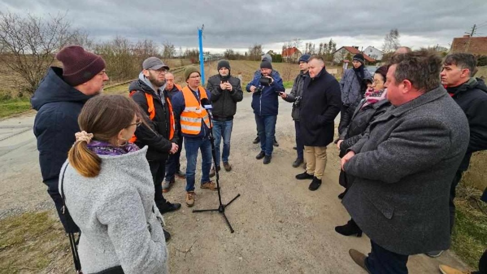 Społecznicy, przedstawiciele władz Mogilna i sami mieszkańcy wyrazili oburzenie postępowaniem PKP SA. Chodzi o linię kolejową nr 239 z Mogilna do Orchowa, która jest rozbierana, pomimo społecznego sprzeciwu/fot. nadesłane