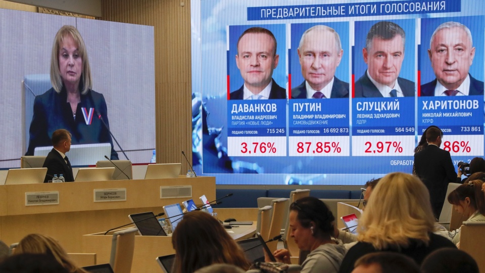 Putin wygrał wybory prezydenckie w Rosji - to na razie dane nieoficjalne, ale sondaże dają mu piorunującą przewagę/fot. PAP/EPA/MAXIM SHIPENKOV