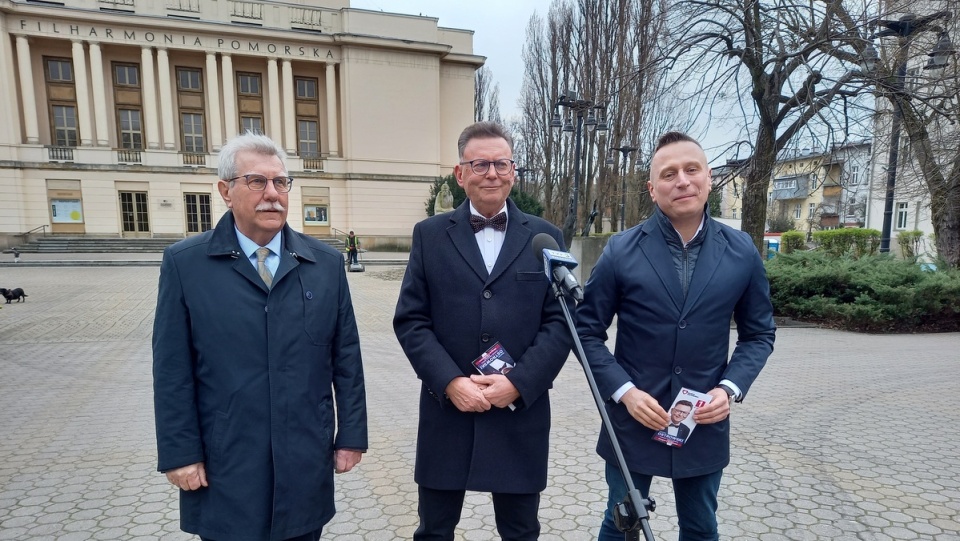 Zbigniewa Ostrowskiego ( w środku) poparł senator Andrzej Kobiak (z lewej) i europarlamentarzysta Krzysztof Brejza/fot. Agata Raczek