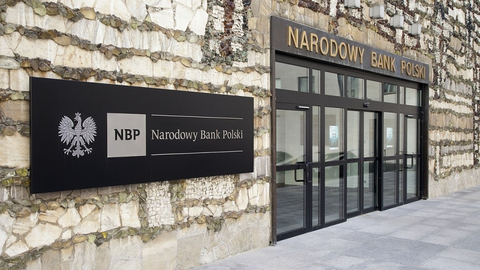 Główne wejście do centrali NBP w Warszawie/fot. Andrzej Barabasz (Chepry)/fot. CC BY-SA 3.0