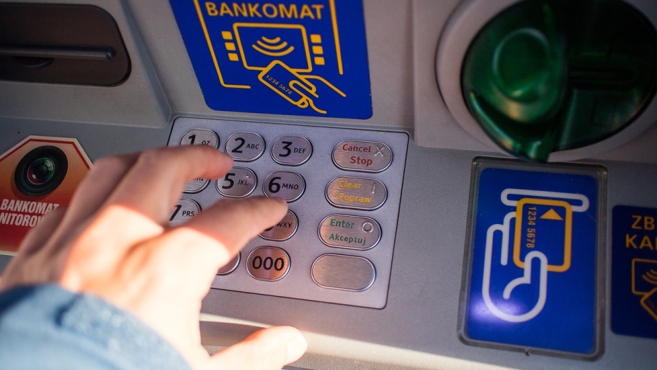 29-latek z Bydgoszczy uwierzył, że jego pieniądze są zagrożone i przez cały dzień wykonywał polecenia oszustów. Zdjęcie ilustracyjne/fot. Pixabay