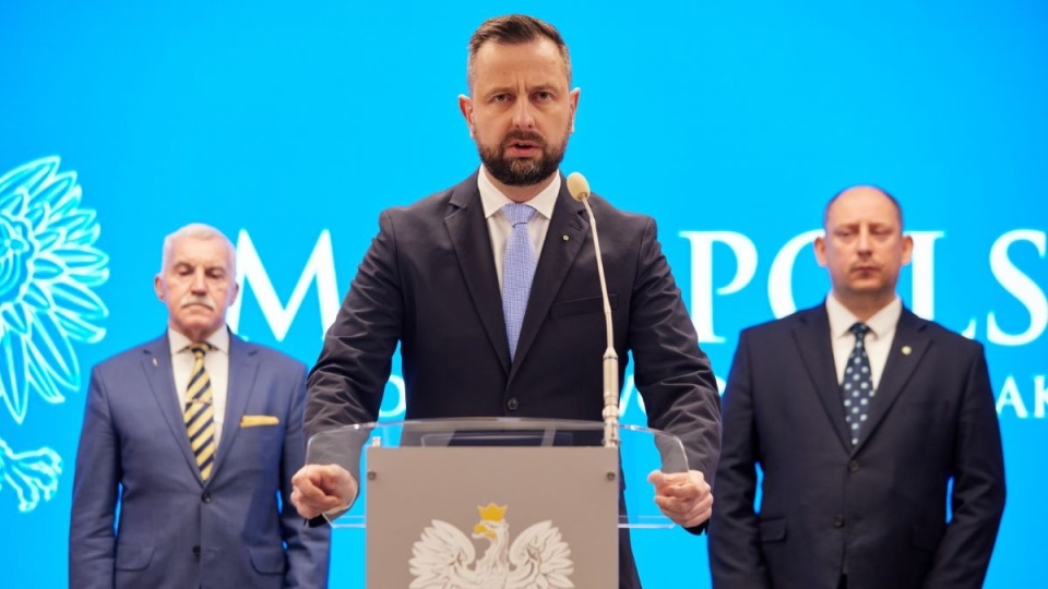 Wicepremier, minister obrony narodowej RP Władysław Kosiniak-Kamysz (w środku), generał WP w stanie spoczynku Mieczysław Bieniek (z lewej) oraz wojewoda małopolski Krzysztof Klęczar podczas konferencji prasowej w Małopolskim Urzędzie Wojewódzkim w Krakowie/fot. Art Service, PAP