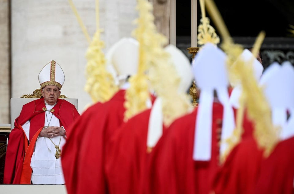 Papież podczas Mszy św. w Niedzielę Palmową nie był w stanie przeczytać przygotowanej homilii/fot. PAP/EPA/RICCARDO ANTIMIANI