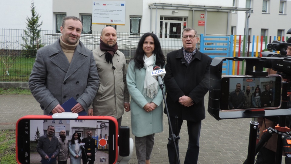 Konferencja działaczy PiS przed przedszkolem „Ekoludki” na Zazamczu we Włocławku/fot. Marek Ledwosiński