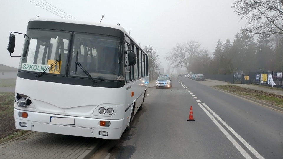 Do zderzenia samochodu osobowego z autobusem przewożącym uczniów doszło we wtorek rano w Morzycach /fot. materiały policji