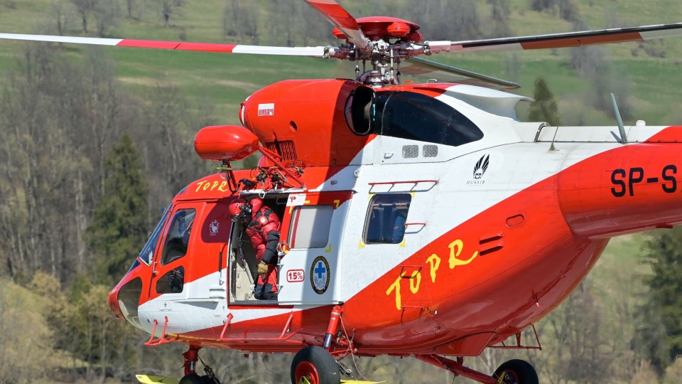 Helikopter TOPR transportuje zwłoki żołnierza Wojsk Specjalnych, który zginął w wypadku lawinowym w rejonie Niżnych Rysów w Zakopanem/fot. PAP/Grzegorz Momot