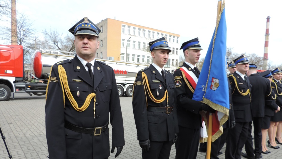 Strażacy z Włocławka zostali wyróżnieni uroczystym medalem/Fot. Marek Ledwosiński