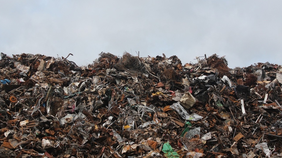Nielegalne składowisko odpadów, a wśród także odpady niebezpieczne dla zdrowia i życia ujawniono w Nowej Wsi w powiecie lipnowskim. Zdjęcie ilustracyjne/fot. Pixabay