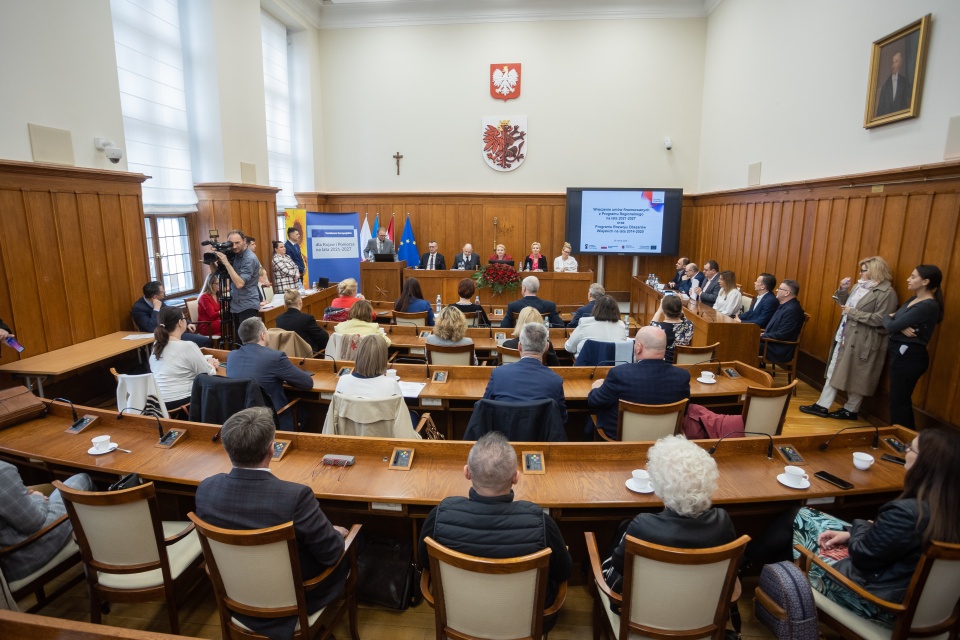 Kolejne programy regionalne otrzymały dofinansowanie ze środków unijnych. Umowy podpisano w Urzędzie Marszałkowskim w Toruniu/fot: Mikołaj Kuras dla UMWKP