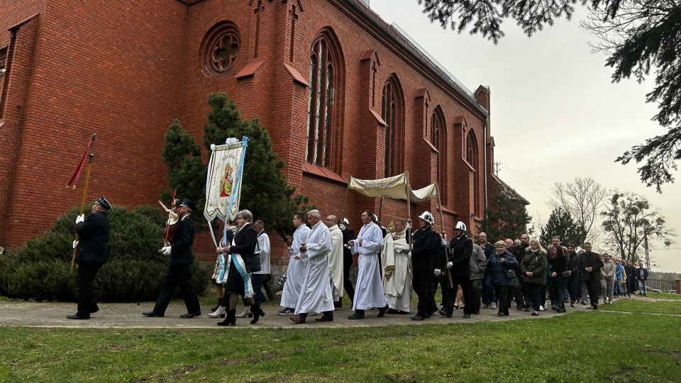 Mieszkańcy Dąbrówki Nowej wysłuchali w Niedzielę Wielkanocą radosną nowinę o Zmartwychwstaniu Jezusa/fot: Jan Duks