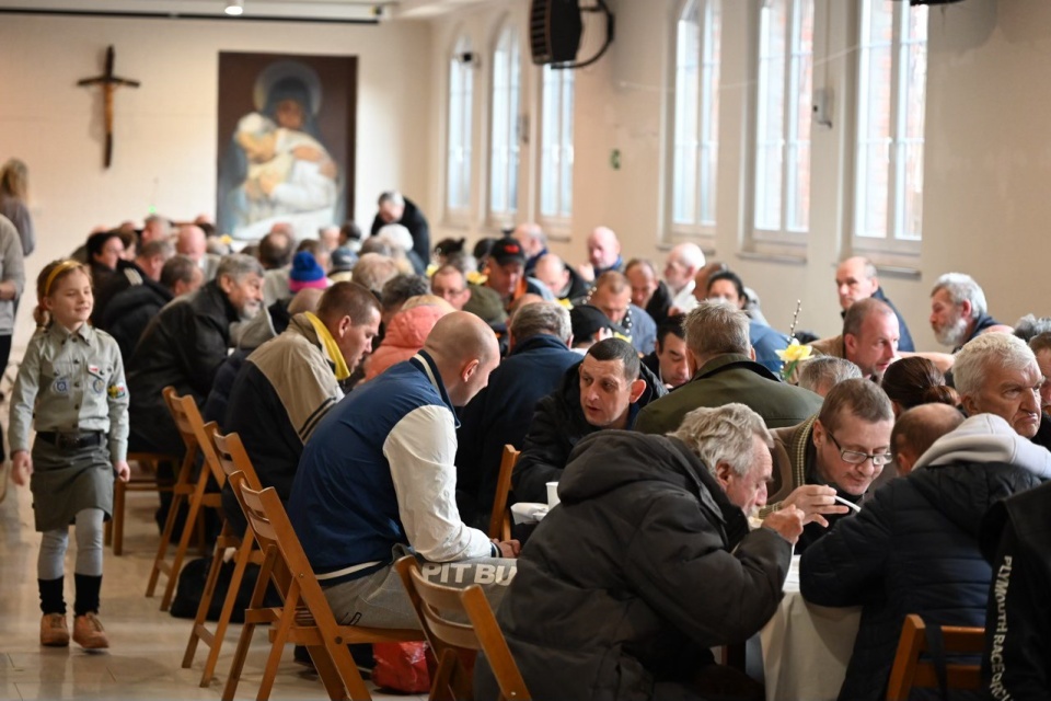 Na Wielkanocne śniadanie w bydgoskim oratorium przybyło ponad sto osób, głównie samotnych i potrzebujących/fot: Marcin Jarzembowski, Diecezja Bydgoska