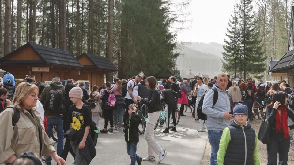Turyści oczekują w kolejce na zakup biletu do Tatrzańskiego Parku Narodowego na początku szlaku prowadzącego w Tatry w Siwej Polanie/fot. Grzegorz Momot