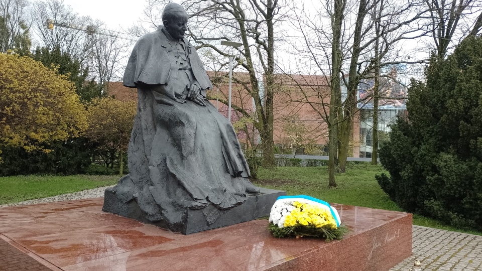 Torunianie złożyli kwiaty pod pomnikiem św. Jana Pawłą II w 19. rocznicę śmierci papieża/fot: Michał Zaręba