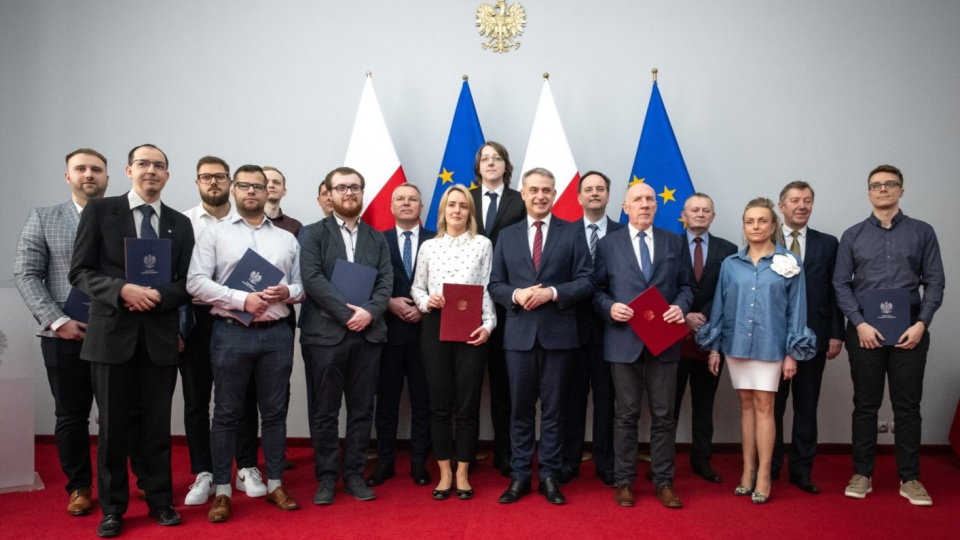 Minister Krzysztof Gawkowski wręczył wyróżnienia zespołowi prof. Tomasza Topolińskiego za pracę przy projekcie i budowie pierwszego polskiego respiratora CoViVentilUCM02/fot: PAP, Tytus Żmijewski