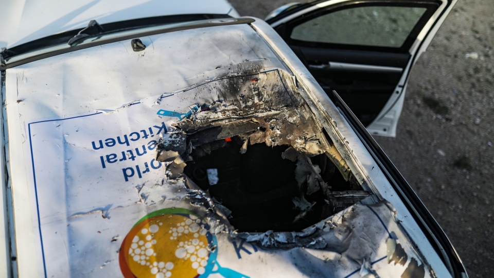 Zniszczony samochód organizacji WCK/fot. Mohammed Saber, PAP