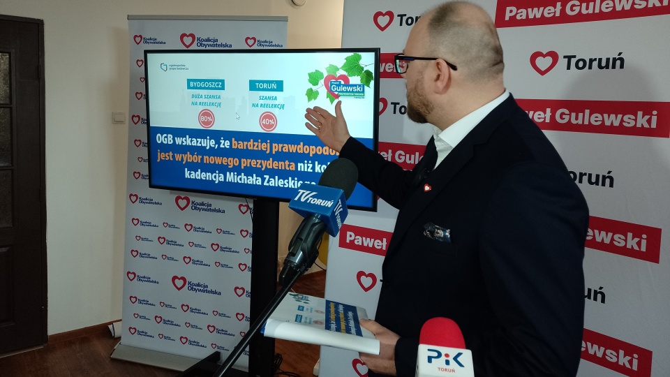 Paweł Gulewski przedstawił wyniki sondaży wyborczych na prezydenta Torunia/fot: Michał Zaręba