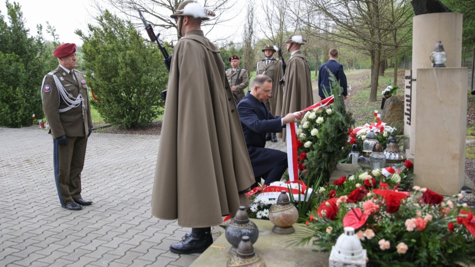 Podczas wypowiedzi dla mediów prezydent zaznaczył, że „dzisiaj po raz kolejny oddajemy hołd, modlimy się za ich dusze i wspominamy tych, którzy zginęli 10 kwietnia 2010 roku”/fot: PAP, Łukasz Gągulski