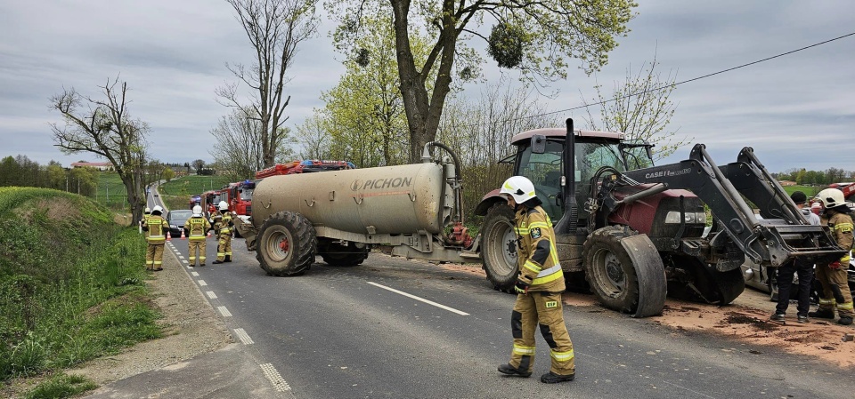 Droga w Goczałkach była zablokowana przez 1,5 godziny. Mimo dużych uszkodzeń, nikt nie ucierpiał/fot: Facebook, Komenda Miejska Państwowej Straży Pożarnej w Grudziądzu