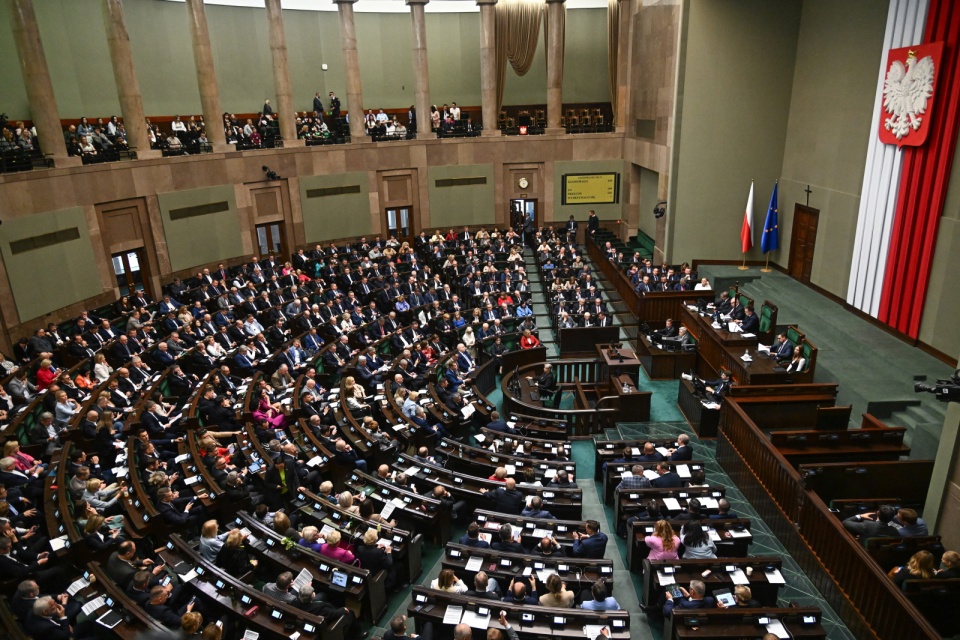 Posłowie na sali obrad Sejmu w Warszawie, 12 kwietnia/fot. Radek Pietruszka