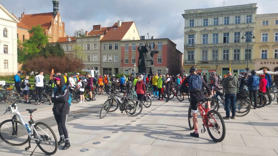 Bydgoszczanie tłumnie wyruszyli do Koronowa, tym samym rozpoczęli nowy sezon rowerowy/fot: Jolanta Fischer