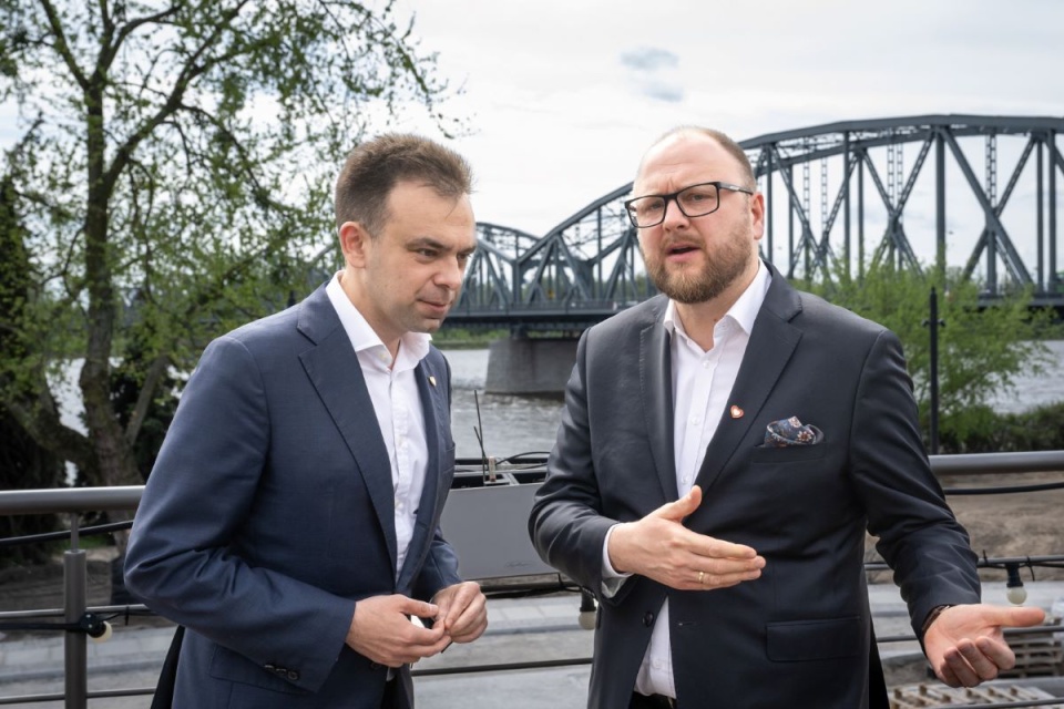 Minister finansów Andrzej Domański (z lewej) i kandydat Platformy Obywatelskiej na prezydenta Torunia Paweł Gulewski na konferencji prasowej na tarasie Hotelu Bulwar w Toruniu/fot. Tytus Żmijewski, PAP