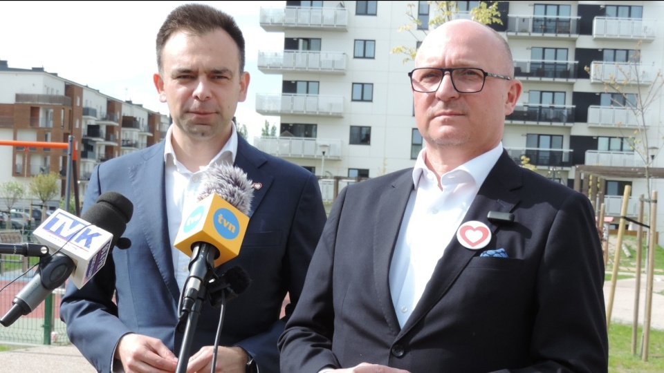 Minister finansów Andrzej Domański (z lewej) i prezydent Włocławka Marek Wojtkowski/fot. Marek Ledwosiński