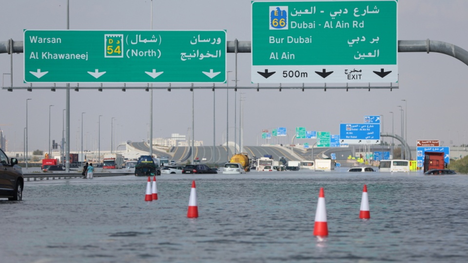 Największe od 75 lat ulewy nawiedziły Zjednoczone Emiraty Arabskie, powodując powodzie/fot. PAP/EPA/STRINGER