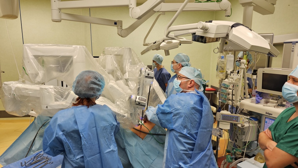 Pierwsze operacje z wykorzystaniem robota DaVinci odbyły się w „Juraszu" w marcu zeszłego roku/fot. cm.umk.pl
