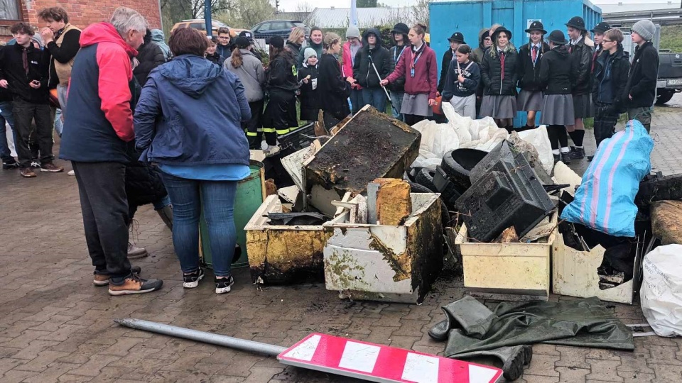 Harcerze z Inowrocławia wyłowili dziesiątki, jeśli nie setki kilogramów śmieci z Noteci/fot: Marcin Glapiak