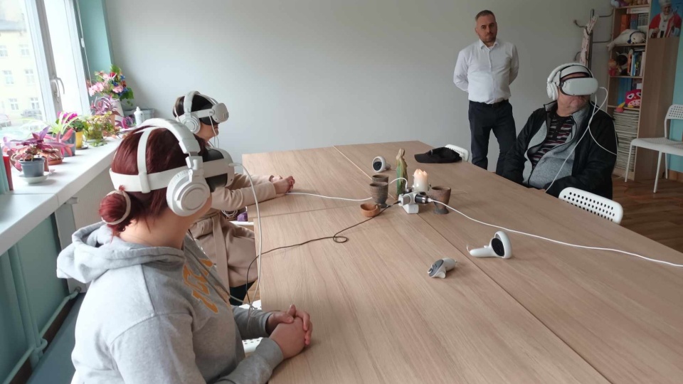 Dzięki okularom VR i słuchawkom można było „zanurzyć się" w wirtualnej rzeczywistości będącej interpretacją Ewangelii/fot. Monika Siwak
