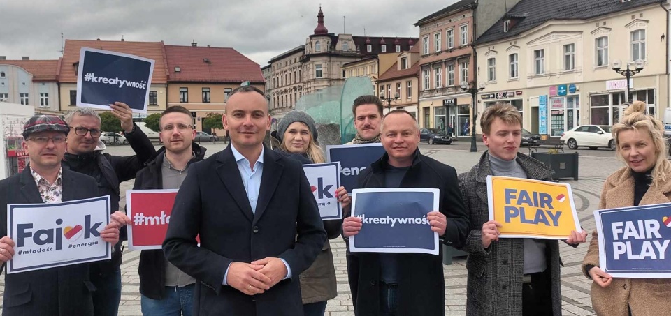 Arkadiusz Fajok, zwycięzca prezydenckich wyborów w Inowrocławiu spotkał się na rynku z mediami i mieszkańcami/fot. Marcin Glapiak