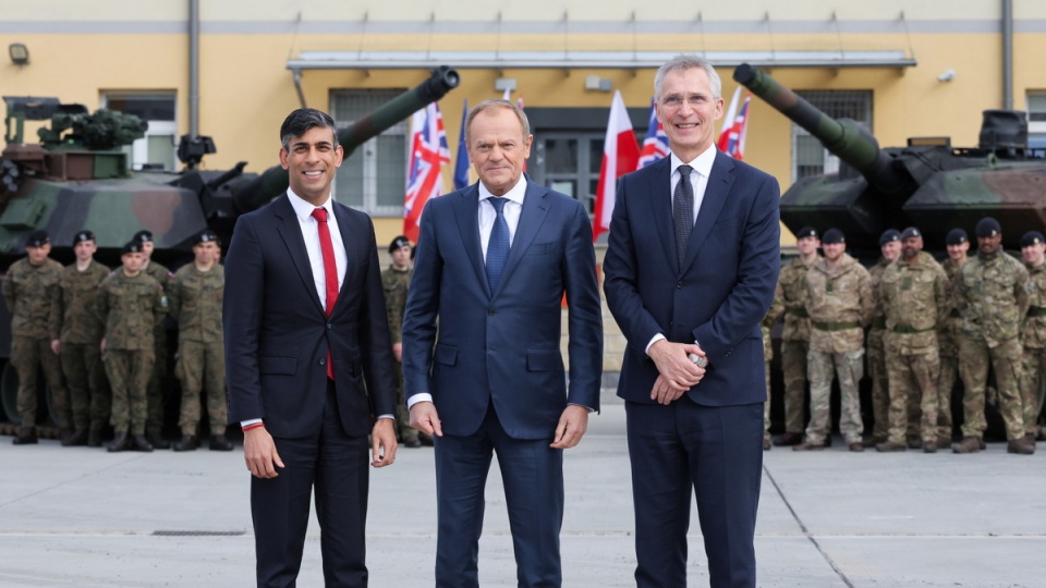 Premier RP Donald Tusk (w środku), sekretarz generalny NATO Jens Stoltenberg (z prawej) oraz premier Wielkiej Brytanii i Irlandii Północnej Rishi Sunak podczas powitania przed spotkaniem w Warszawskiej Brygadzie Pancernej im. gen. Tadeusza Kościuszki w Wesołej w Warszawie/fot. Paweł Supernak, PAP