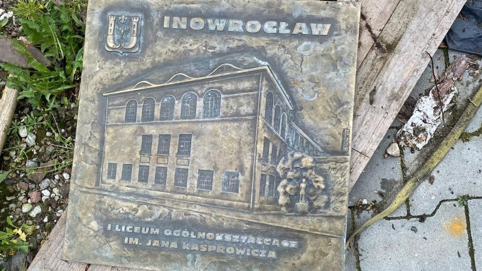 Policjanci odzyskali ozdobną płytę chodnikową, wyrwaną z chodnika w Inowrocławiu/fot. materiały policji