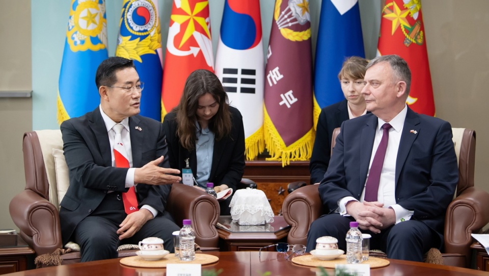 Wiceszef MON Paweł Bejda podczas wizyty w Korei Południowej (na zdjęciu z prawej, obok - minister obrony Korei Południowej Shin Won-sika)/fot. PAP/EPA/YONHAP/DEFENSE MINISTRY HANDOUT
